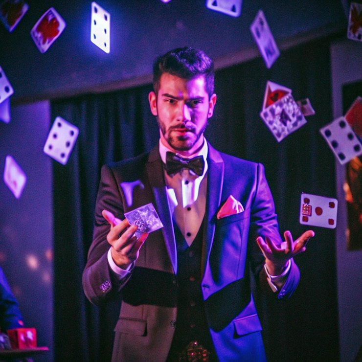 Studio kasino Hacksaw Gaming dengan meja blackjack dan dealer profesional yang ditayangkan di aplikasi bibit slot